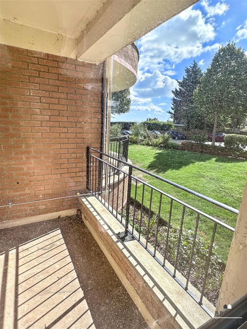 3 Bedroom Flat. St. Johns Road in Eastbourne,  12